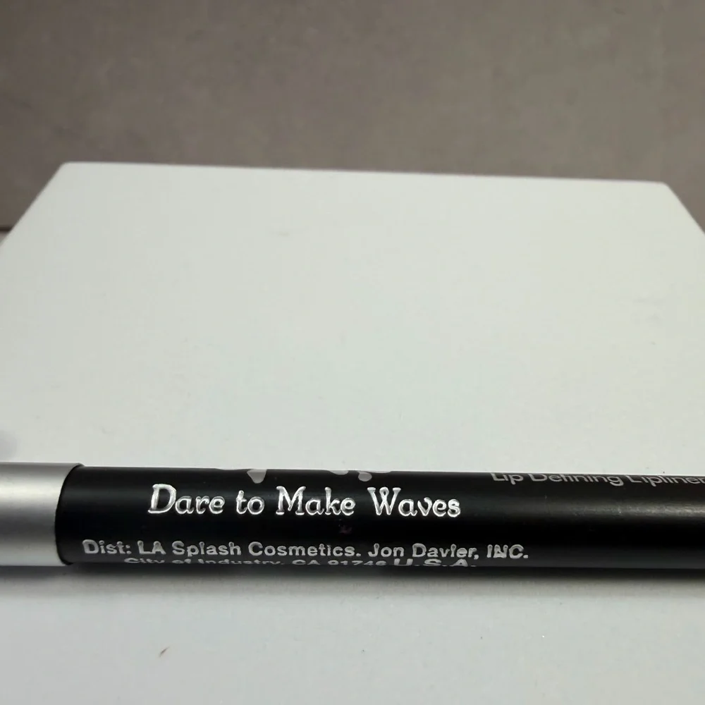 🩷5/$10 Waveliner Lip Defining Liner in Red